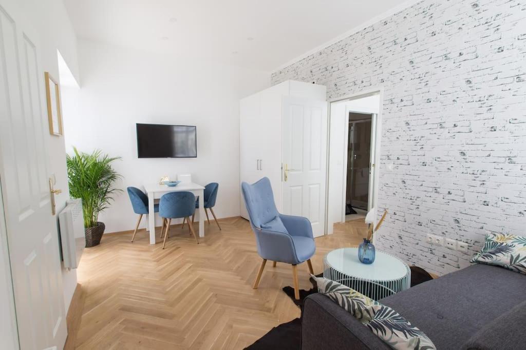 Apartment Josef's I In Prime Location I Patio Vienna